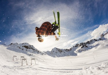 乐竞体育app-都灵主场严阵以待 紫百合客场强袭 三分争夺战一触即发